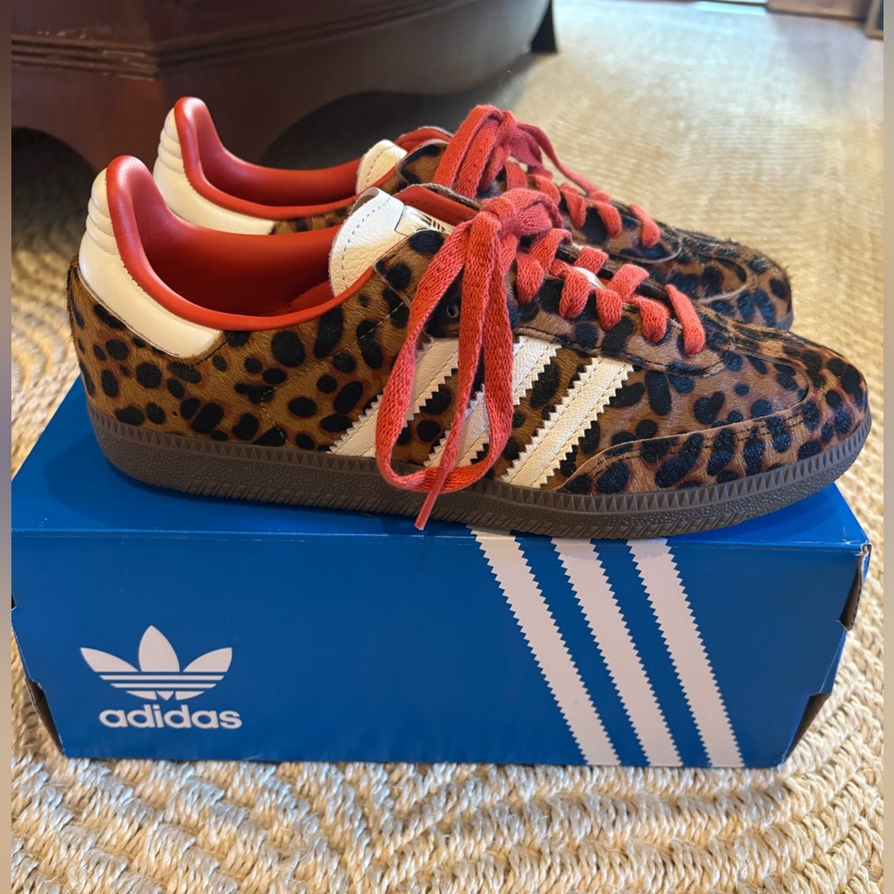 Adidas Women’s Leopard Print Sneakers with Orange Laces Size 7.5 - Picture 2 of 8